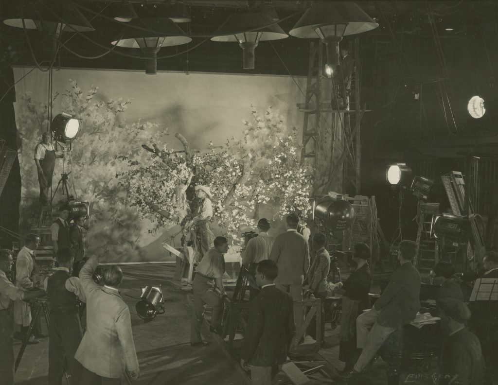 Annette Benson (in tree), Brian Aherne and film crew in Shooting Stars (1928)
