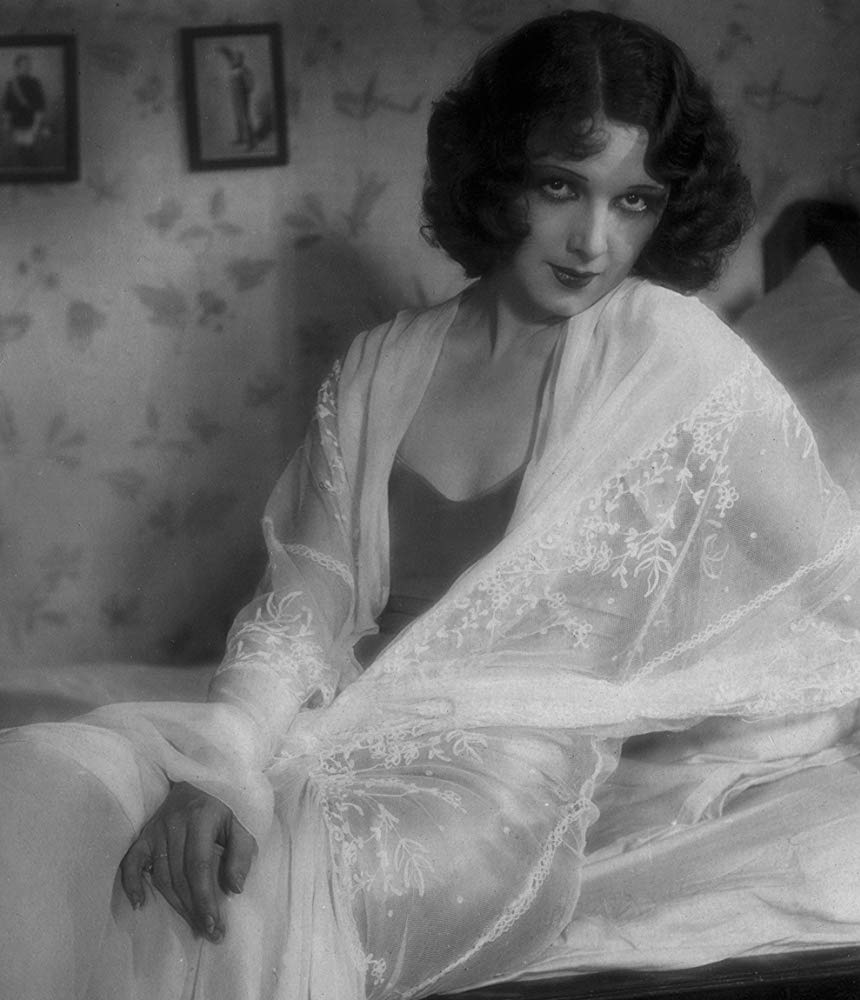 Betty Amman in Niebezpieczny romans aka Dangerous Romance (1930)